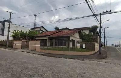 Residência averbada à venda em joinville, bairro floresta.