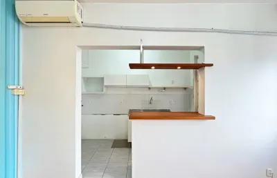 Apartamento de 1 quarto desocupado e andar alto com vista aberta  no centro
