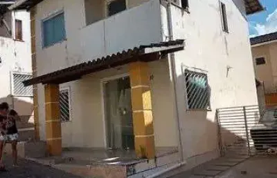 Casa em condomínio fechado com 3 quartos à venda na rua eduardo p dos santos, caixa d'água, lauro de freitas por r$ 465.000