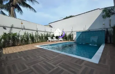 Casa em condomínio em itanhaém com piscina e 2 vagas de garagem