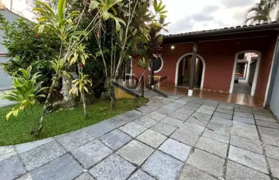 Casa com 3 dormitórios sendo 1 suíte,4 vagas de garagem,edícula nos fundos com sala,cozinha,1 dormitório e 1 banheiro