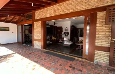 Casa com ampla sala 2 ambientes,3 dormitórios sendo uma suíte,edícula com mais 2 dormitórios e 1 banheiro,2 vagas de garagem