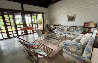 Casa em condomínio com 5 suítes,sala de estar e jantar,sala de tv,30 metros da orla,2 vagas de garagem