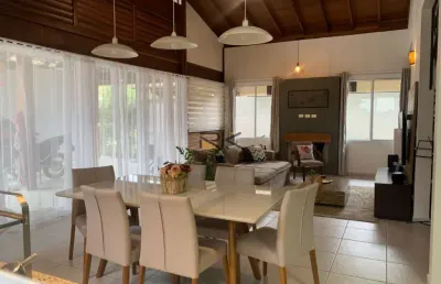 Casa em condominio fechado com 4 dormitórios sendo 2 suítes,2 vagas de garagem,sala 2 ambientes
