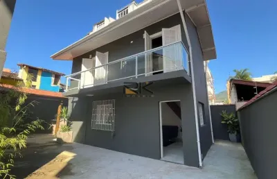 Sobrado no itaguá 2 dormitórios,3 banheiros,sala de estar e varanda gourmet com cozinha integrada