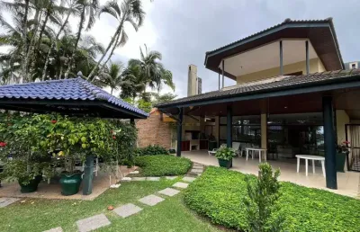 Casa em condominio fechado com 4 suítes,5 vagas de garagem,varanda gourmet com churrasqueira,sala com 2 ambientes e sala de estar.