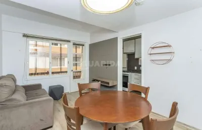 Apartamento mobiliado com 1 dormitório e 1 vaga de garagem no bairro bom fim!