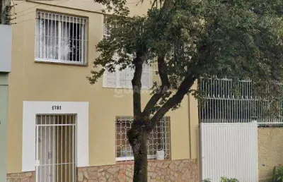 Casa residencial com 3 dormitórios, e 2 vagas de garagem, no bairro navegantes