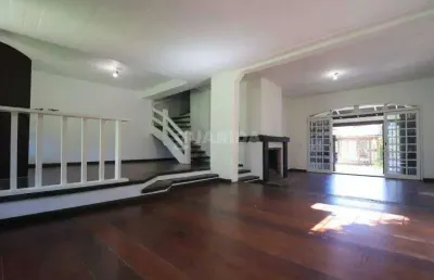 Casa residencial com 3 dormitórios e 3 vagas de garagem, no bairro cristal