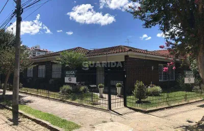 Casa residencial com 3 dormitórios, sendo 1 suíte, no bairro jardim lindóia