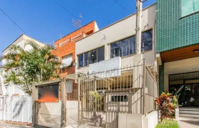 Casa residencial/sobrado com 8 dormitórios, sendo 1 suíte, e 2 vagas de garagem no bairro bela vista