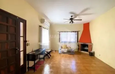 Casa residencial com 3 dormitórios, sendo 1 suíte, e 3 vagas de garagem no bairro petrópolis