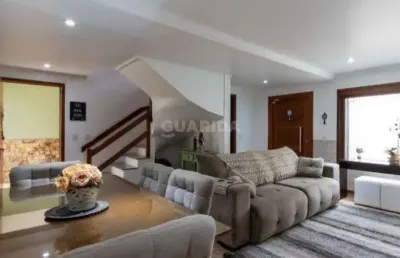Casa residencial com 3 dormitórios, sendo 1 suíte, e 4 vagas de garagem no bairro tristeza