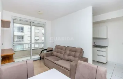 Apartamento com 02 dormitórios, sendo um suíte, mobiliado, e 1 vaga de garagem no bairro humaitá
