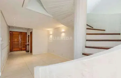 Casa residencial com 4 dormitórios, sendo 2 suítes, e 4 vagas de garagem no bairro cristal