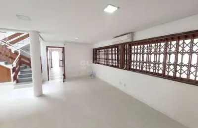 Casa residencial com 7 dormitórios, sendo 5 suítes, e 12 vagas de garagem no bairro tristeza