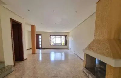 Casa em condomínio com 4 dormitórios, sendo 1 suíte, e 2 vagas de garagem no bairro camaquã