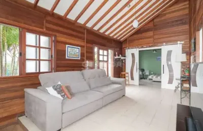 Casa residencial com 2 dormitórios, sendo 1 suíte, e 3 vagas de garagem no bairro espírito santo
