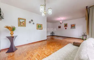 Casa residencial com 3 dormitórios, sendo 1 suíte, e 4 vagas de garagem no bairro boa vista