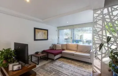 Casa residencial com 2 dormitórios, sendo 1 suíte, e 3 vagas de garagem no bairro cristal