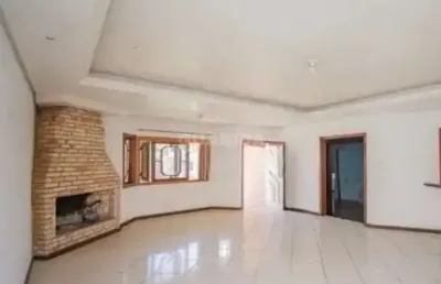 Casa residencial com 3 dormitórios, sendo 1 suíte, e 2 vagas de garagem no bairro alto petrópolis
