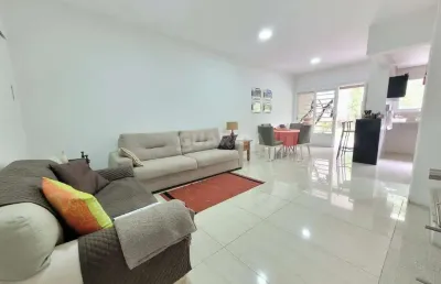 Casa em condomínio mobiliada, com 3 dormitórios suítes e 3 vagas de garagem, no bairro menino deus !
