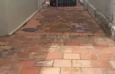 Casa residencial de 03 dormitórios no bairro menino deus.