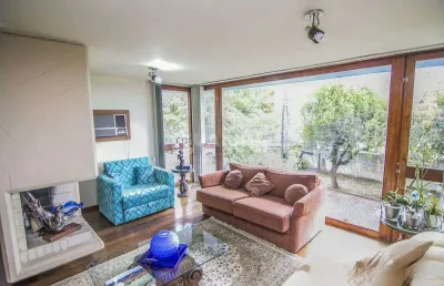 Casa residencial com 3 dormitórios, sendo 1 deles suíte, e 4 vagas de garagem no bairro menino deus