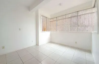 Apartamento com 1 dormitório e 1 vaga de garagem, no bairro partenon