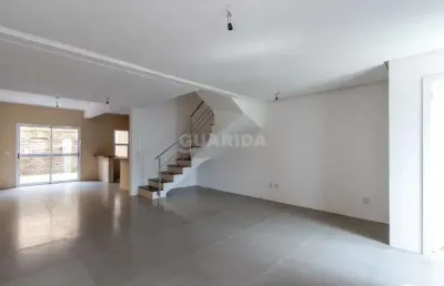 Casa triplex de 3 dormitórios, sendo 1 suíte, no bairro hípica.