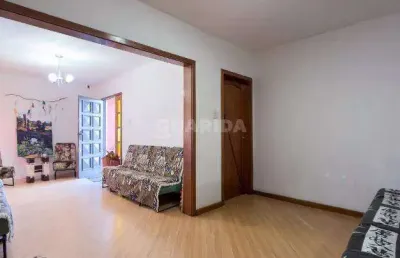 Casa de 4 dormitórios sendo 1 suíte, no bairro tristeza.