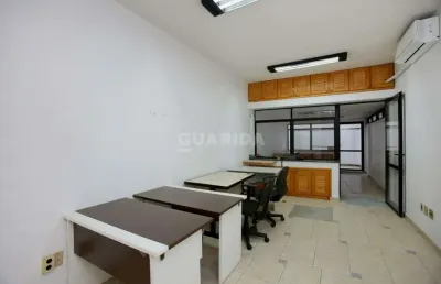 Sala comercial para alugar na Rua Itapeva, Passo da Areia, Porto Alegre