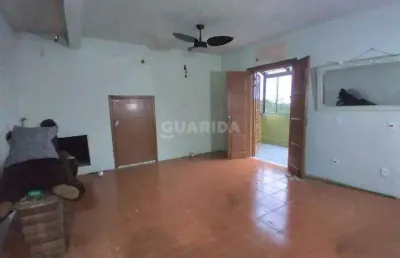 Casa com 3 dormitórios, sendo 1 suíte, e 3 vagas de garagem no bairro glória