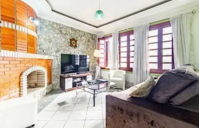 Belíssima casa de 574m², composta de 03 dormitórios, 02 suítes e 8 vagas de garagem.