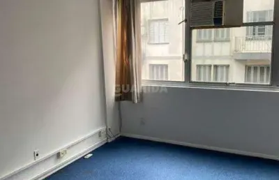 Sala comercial com uma vaga de garagem no bairro centro histórico.