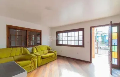 Casa com 5 dormitórios, sendo 1 suíte, com pátio no bairro cavalhada