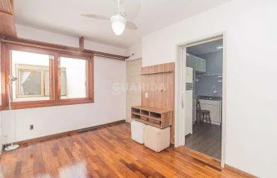 Apartamento semi mobiliado de 2 dormitórios no bairro petrópolis.