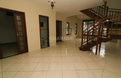 Casa em condomínio com 3 dormitórios, sendo 1 suíte, no bairro cavalhada