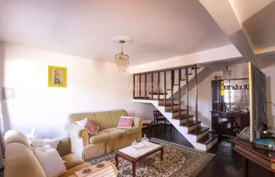 Casa residencial com 4 dormitórios, sendo 1 suíte, e 2 vagas de garagem no bairro vila nova
