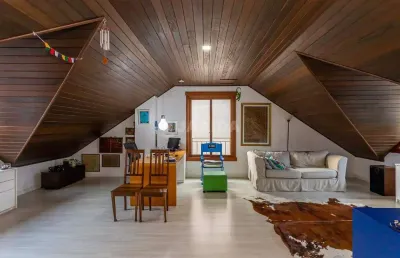 Casa 3 dormitórios todos com suítes, em condomínio de alto padrão.