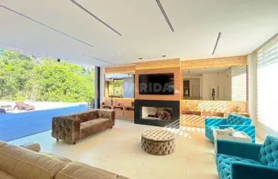 Casa de alto padrão com 4 suítes, piscina privativa e infraestrutura completa