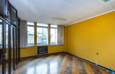 Lindo conjunto comercial no centro de porto alegre.