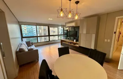Apartamento mobiliado com 3 dormitórios, sendo 1 suíte, e 2 vagas de garagem no bairro bela vista.