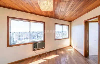 Apartamento com ótima amplitude, 3 dormitórios, em andar alto, no bairro centro histórico.