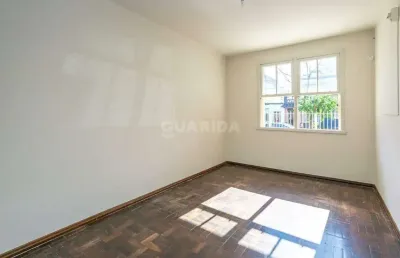 Apartamento térreo com 2 dormitórios no bairro menino deus