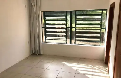 Casa residencial com 03 dormitórios, sendo uma suíte, no bairro hípica.
