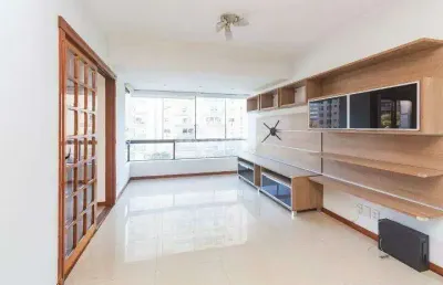 Amplo apartamento com 3 quartos e vaga de garagem no petrópolis!