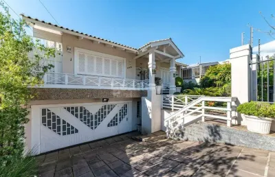 Casa residencial com piscina, 4 dormitórios, sendo 2 suítes, 4 vagas de garagem, no bairro três figueiras