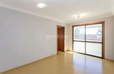 Apartamento com 2 dormitórios, sendo 1 suíte, sacada com churrasqueira, e 2 vagas de garagem, no bairro petrópolis