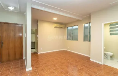 Apartamento reformado com 2 dormitórios e pátio no bairro rio branco!